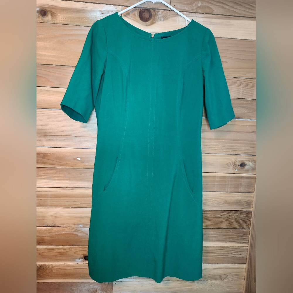 Tahari Elegant Green Dress Size 6 With Pockets